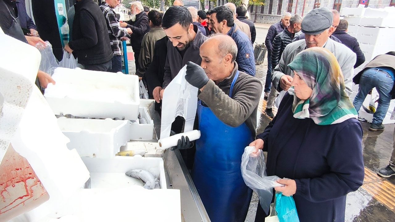 Foto - Denizi olmayan Kars’ta 50, İstanbul’da 150-200 lira! Kars’ta palamut kapış kapış gitti