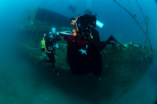 Foto - Denizin altında Türk bayrağı açıldı