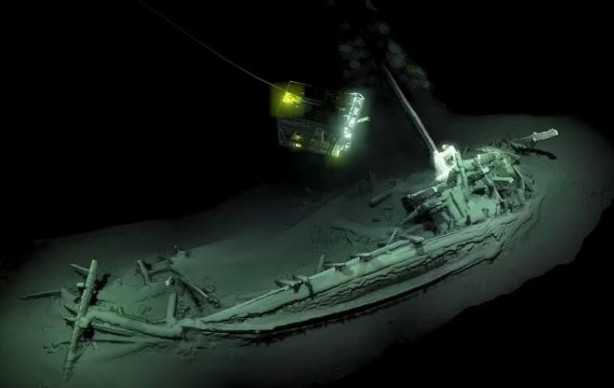 Denizin binlerce metre derinliğinde bulundu! Bakın içinden ne çıktı