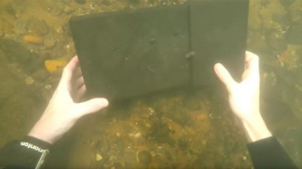  Denizin dibinde buldukları kutudan çıkanlar çok şaşırttı!