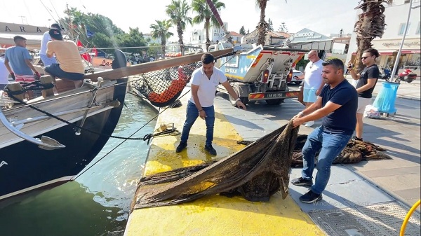 Foto - Denizin dibinden 500 metrekare ağ toplandı