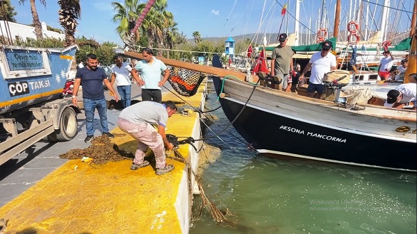 Foto - Denizin dibinden 500 metrekare ağ toplandı