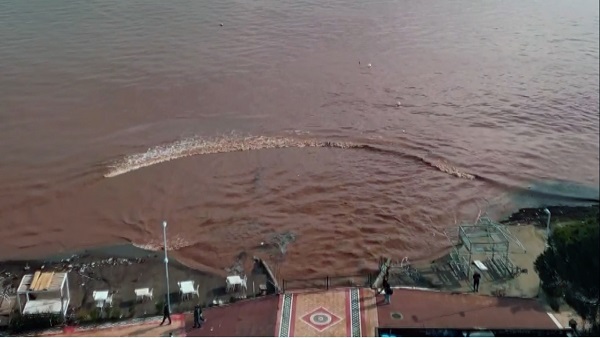 Foto - Denizin rengi bu hale döndü! Objektiflere yansıyan görüntü şaşırttı