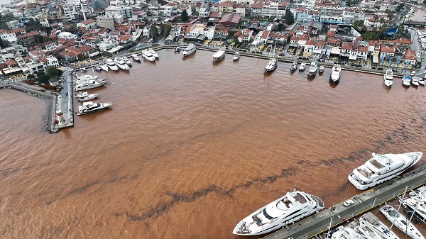 Foto - Denizin rengi bu hale döndü! Objektiflere yansıyan görüntü şaşırttı