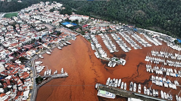 Foto - Denizin rengi bu hale döndü! Objektiflere yansıyan görüntü şaşırttı