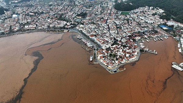 Foto - Denizin rengi bu hale döndü! Objektiflere yansıyan görüntü şaşırttı