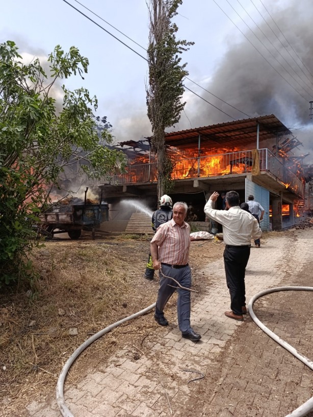 Foto - Denizli'de 2 katlı bina yangında kül oldu