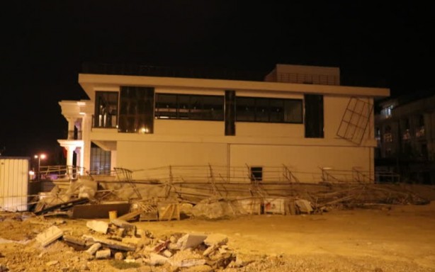 Denizli'de ağaç ve reklam panoları devrildi