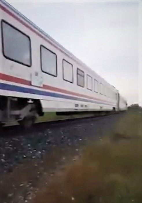 Foto - Denizli'de faciadan dönüldü! Vatandaşlar treni son anda durdurdu