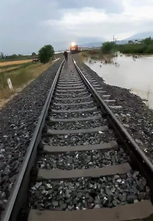 Foto - Denizli'de faciadan dönüldü! Vatandaşlar treni son anda durdurdu