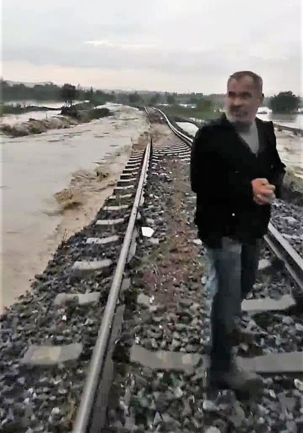 Foto - Denizli'de faciadan dönüldü! Vatandaşlar treni son anda durdurdu