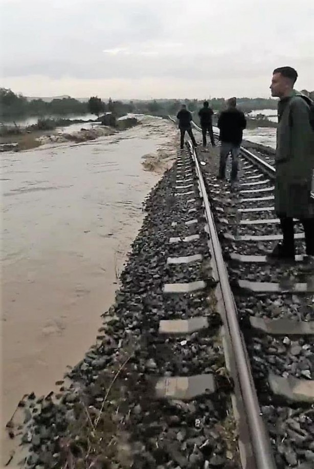 Foto - Denizli'de faciadan dönüldü! Vatandaşlar treni son anda durdurdu