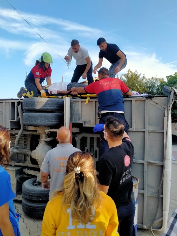 Foto - Denizli'de midibüsle tırın çarpışması sonucu 17 işçi yaralandı
