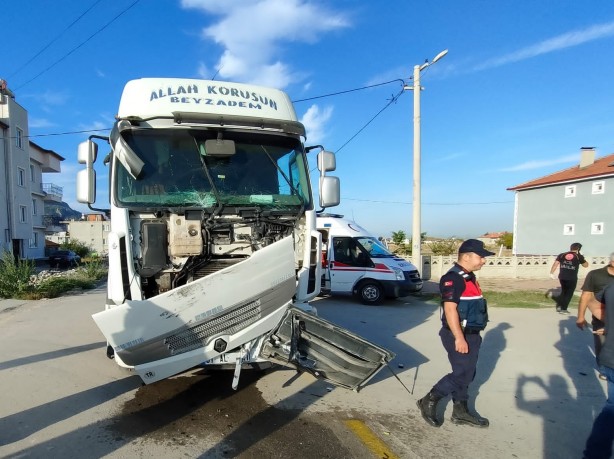 Foto - Denizli'de midibüsle tırın çarpışması sonucu 17 işçi yaralandı