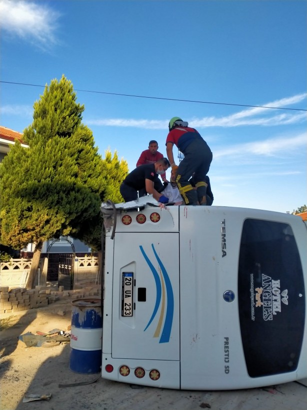 Foto - Denizli'de midibüsle tırın çarpışması sonucu 17 işçi yaralandı