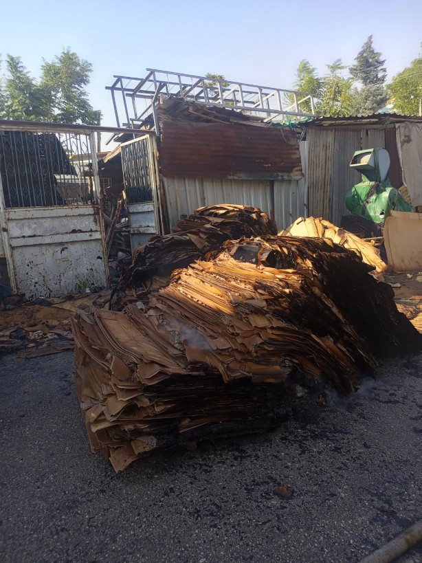 Denizli'de şarjda bırakılan telefon, ambalaj fabrikasını küle çevirdi