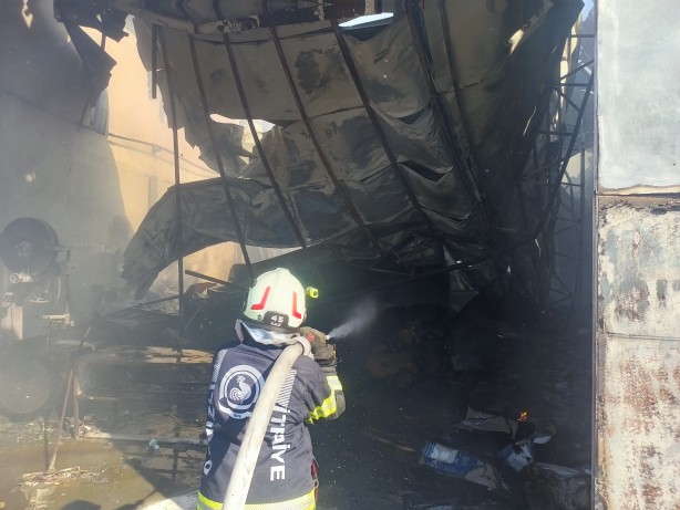 Foto - Denizli'de şarjda bırakılan telefon, ambalaj fabrikasını küle çevirdi