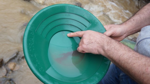 Foto - Denizli’de sel oldu! İnsanlar altın avına çıktı