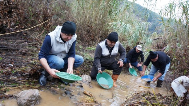 Foto - Denizli’de sel oldu! İnsanlar altın avına çıktı