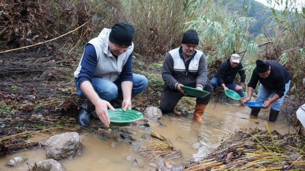 Foto - Denizli’de sel oldu! İnsanlar altın avına çıktı