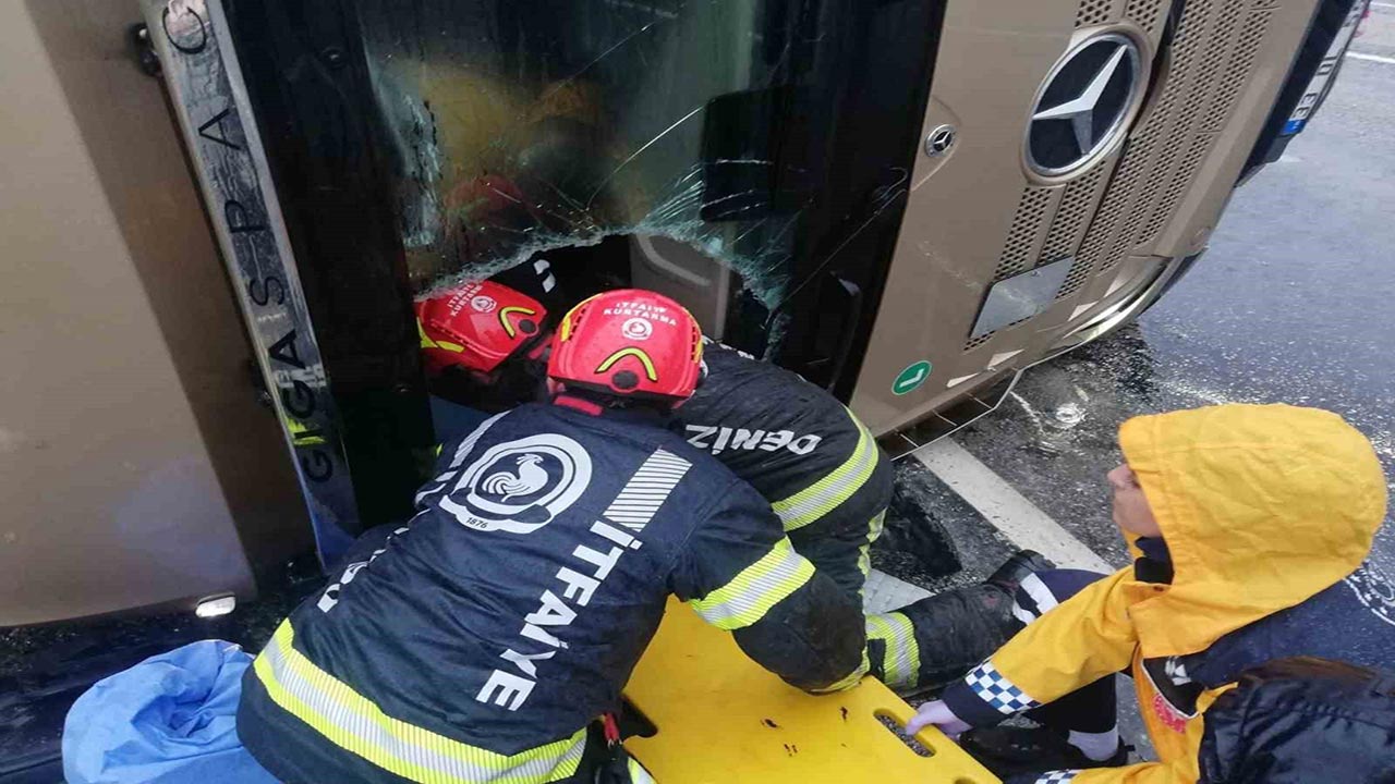 Foto - Denizli’de yağış faciası! Kontrolden çıkan tır devrildi, 1 yaralı