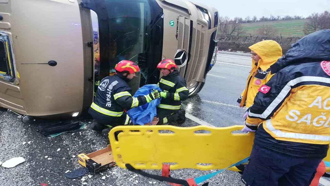 Foto - Denizli’de yağış faciası! Kontrolden çıkan tır devrildi, 1 yaralı
