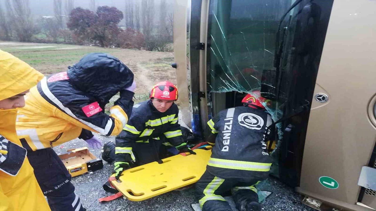Foto - Denizli’de yağış faciası! Kontrolden çıkan tır devrildi, 1 yaralı