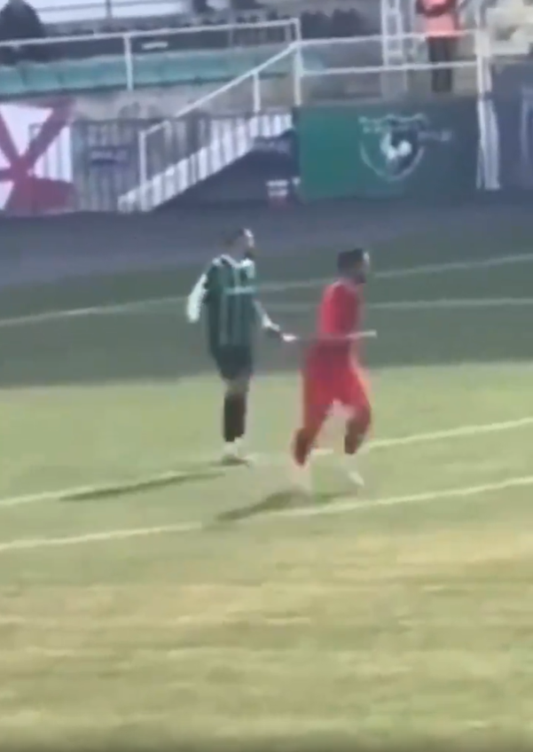 Foto - Denizlispor maçında çok ilginç olay! Elinde telefonla top oynadı! Sebebini öğrenen herkes ‘Helal olsun' dedi