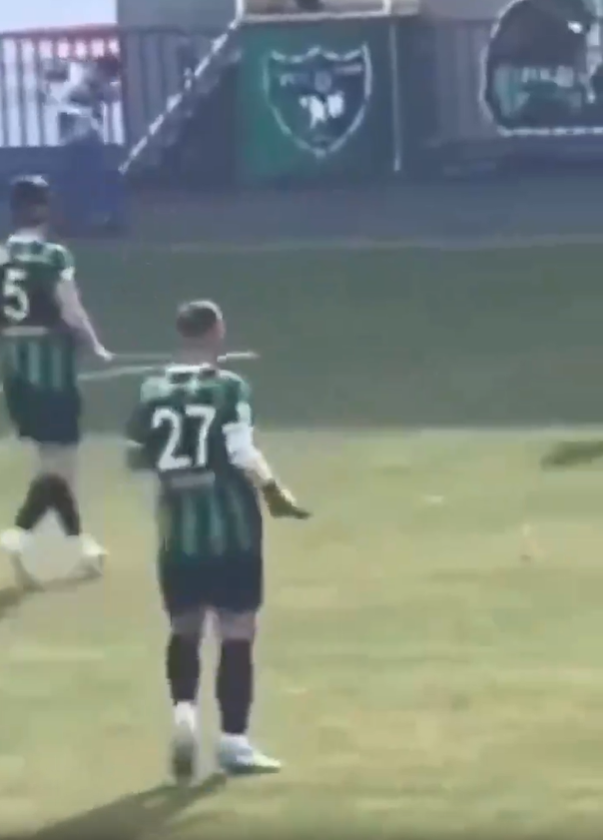 Foto - Denizlispor maçında çok ilginç olay! Elinde telefonla top oynadı! Sebebini öğrenen herkes ‘Helal olsun' dedi