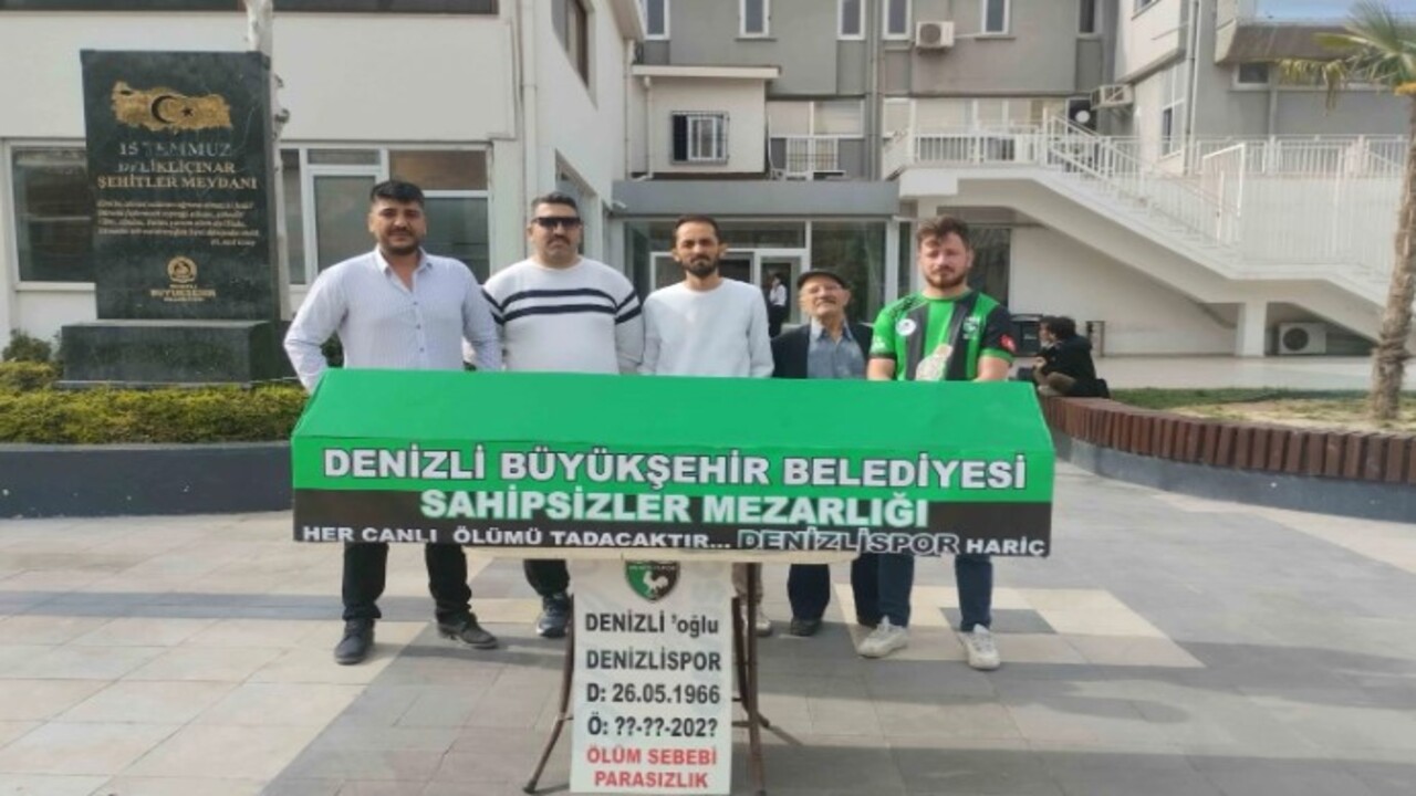 Denizlisporlu taraftardan şehir meydanında görülmemiş eylem