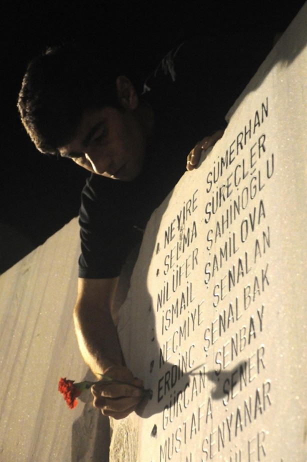 Foto - Deprem anıtını ziyaret ettiler