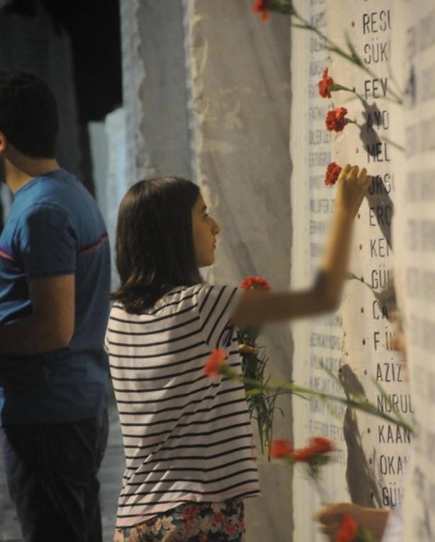 Foto - Deprem anıtını ziyaret ettiler