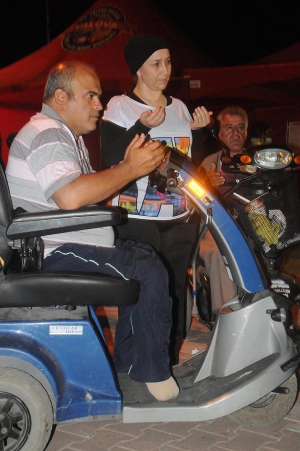 Foto - Deprem anıtını ziyaret ettiler