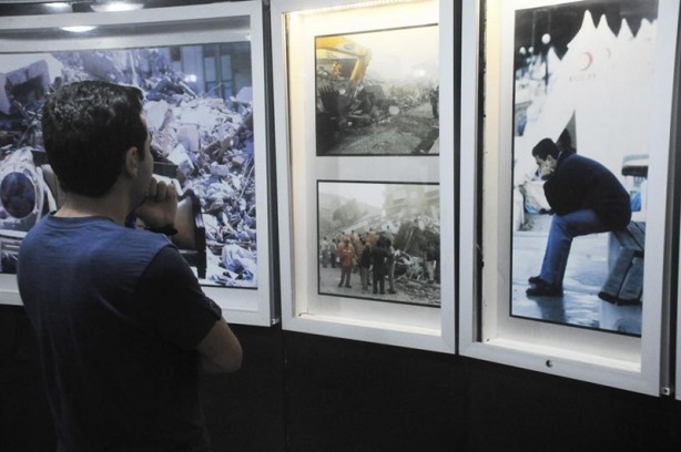 Foto - Deprem anıtını ziyaret ettiler