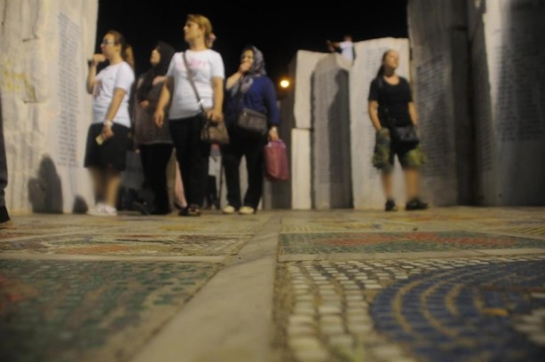 Foto - Deprem anıtını ziyaret ettiler