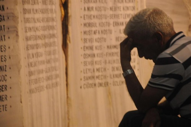 Deprem anıtını ziyaret ettiler