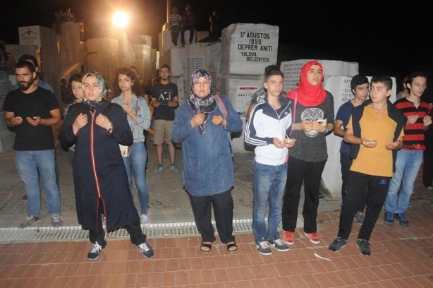 Foto - Deprem anıtını ziyaret ettiler