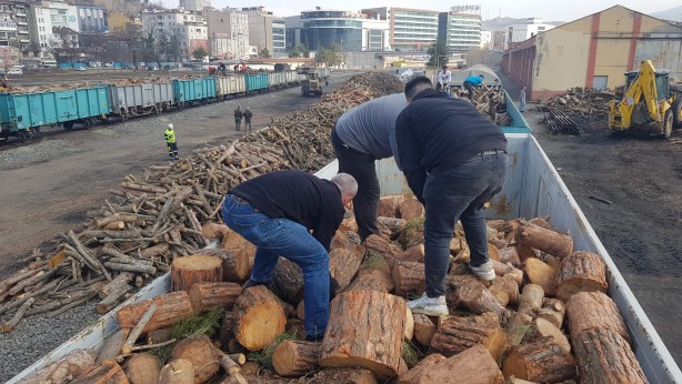 Foto - Deprem bölgesi için toplanan odunlar trenle gönderilecek