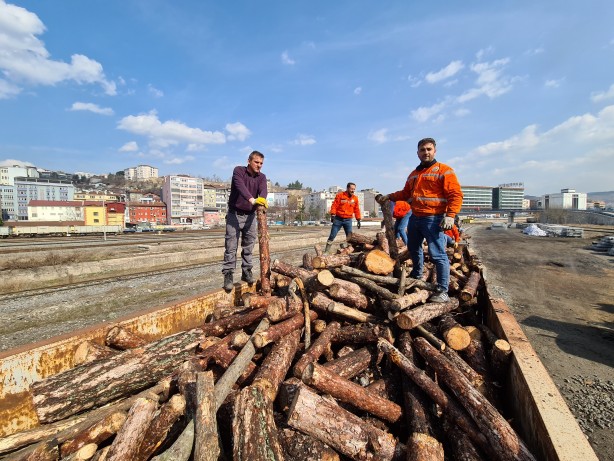 Foto - Deprem bölgesi için toplanan odunlar trenle gönderilecek
