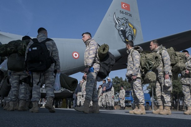 Foto - Deprem bölgesinde gönüllü görev alacak askerler şehre gitti