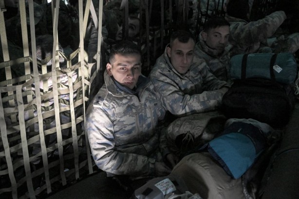 Foto - Deprem bölgesinde gönüllü görev alacak askerler şehre gitti