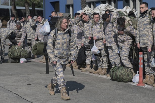 Foto - Deprem bölgesinde gönüllü görev alacak askerler şehre gitti