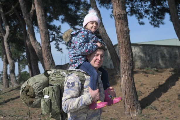 Foto - Deprem bölgesinde gönüllü görev alacak askerler şehre gitti