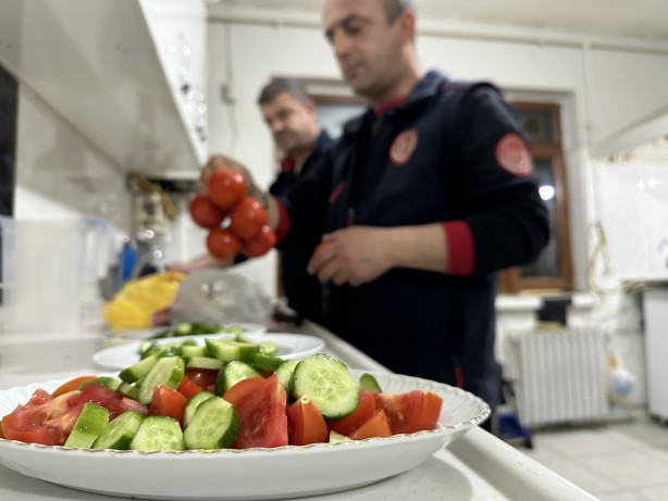 Foto - Deprem bölgesindeki itfaiyecilerin buruk sahuru