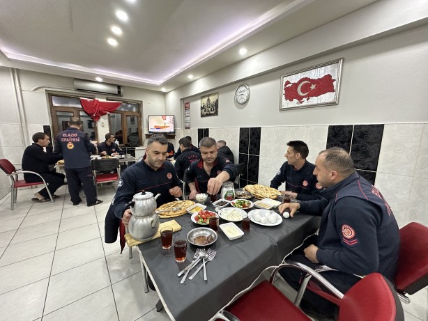 Deprem bölgesindeki itfaiyecilerin buruk sahuru