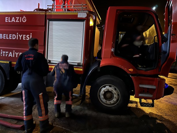 Foto - Deprem bölgesindeki itfaiyecilerin buruk sahuru