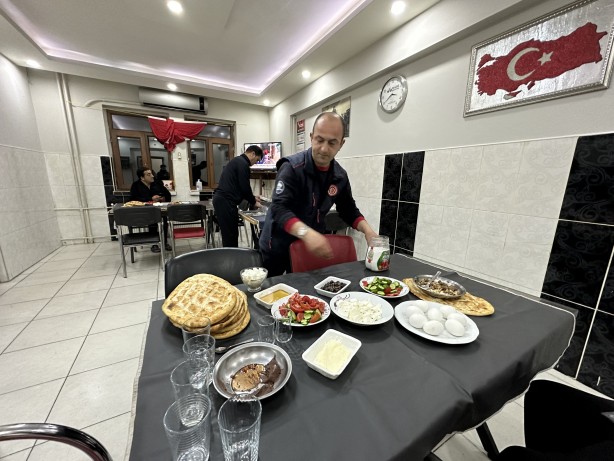 Foto - Deprem bölgesindeki itfaiyecilerin buruk sahuru