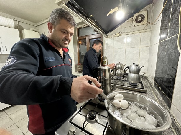 Foto - Deprem bölgesindeki itfaiyecilerin buruk sahuru