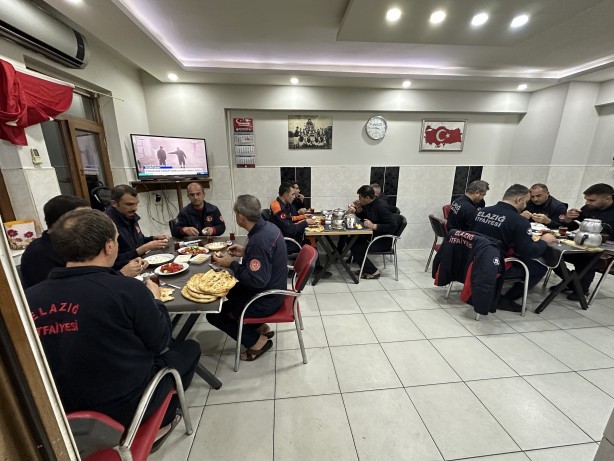 Foto - Deprem bölgesindeki itfaiyecilerin buruk sahuru