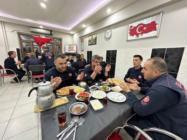 Foto - Deprem bölgesindeki itfaiyecilerin buruk sahuru